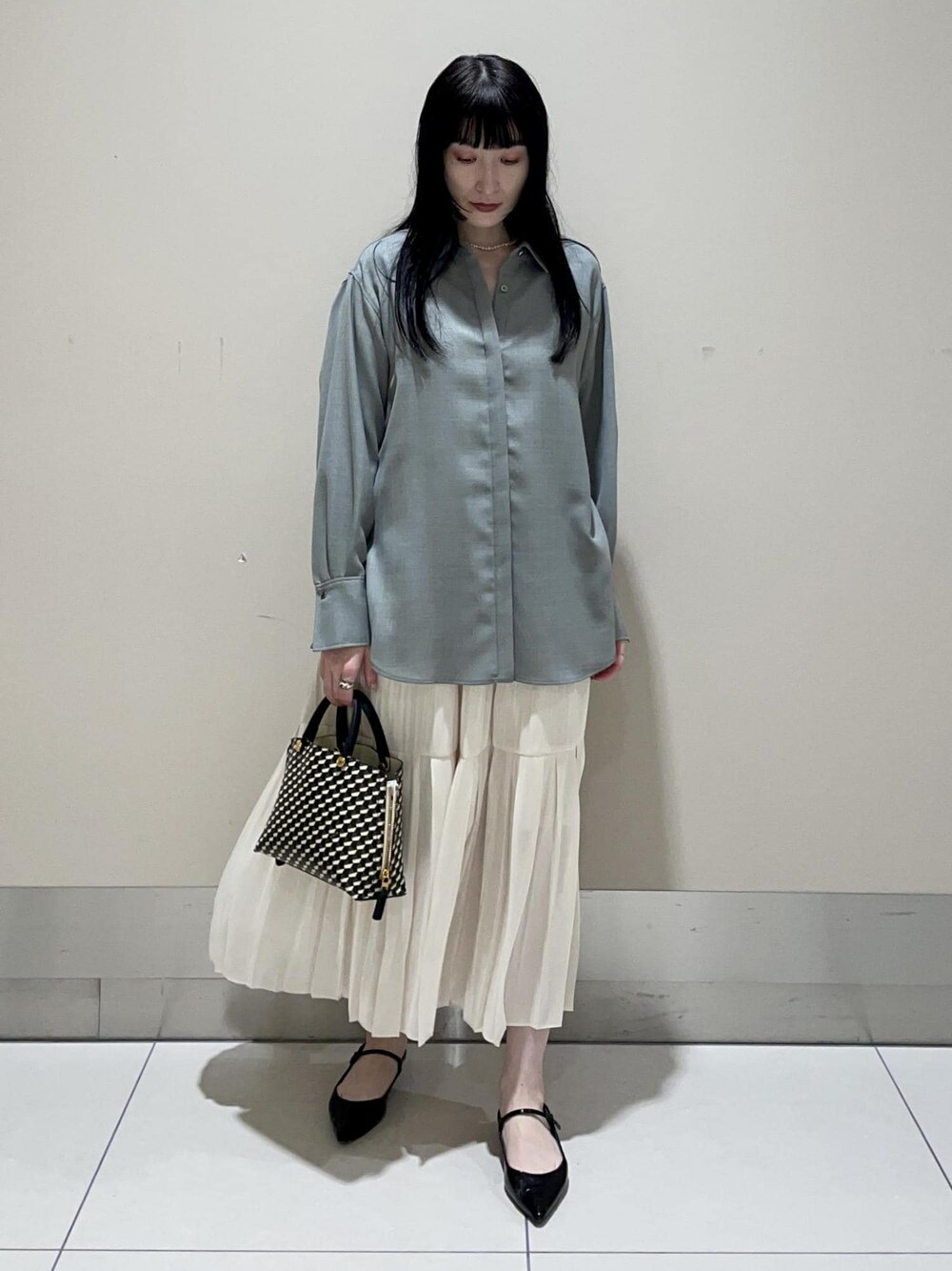 「otonaMUSE、ホワイト、ハンドバッグ、グレー、シャツ、スカート、ロング、プリーツ、ROPÉ、ÉPOR、Y BAG、MONOGRAM BAG、シャツ・ブラウス、23AW秋の新作、通勤」｜「E'PORの【E'POR】Y BAG MONOGRAM （YACHET PATTERN）Mini（ショルダーバッグ、ブラック系）」を使った、mm＊さん（レディース・161cm）の秋コーディネートの1枚目の写真