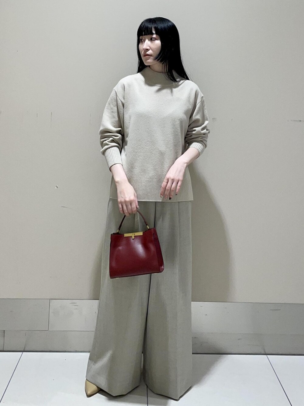 「ハンドバッグ、レッド、ミニ、ボルドー、ワンハンドル、ベージュ、ニット、ボトルネック、長袖、ワイド、パンツ、十分丈、Knit 2023、ROPÉ、パンプス」｜「ROPE'のレザーポインテッドパンプス（パンプス、ベージュ系）」を使った、mm＊さん（レディース・161cm）の秋コーディネートの1枚目の写真