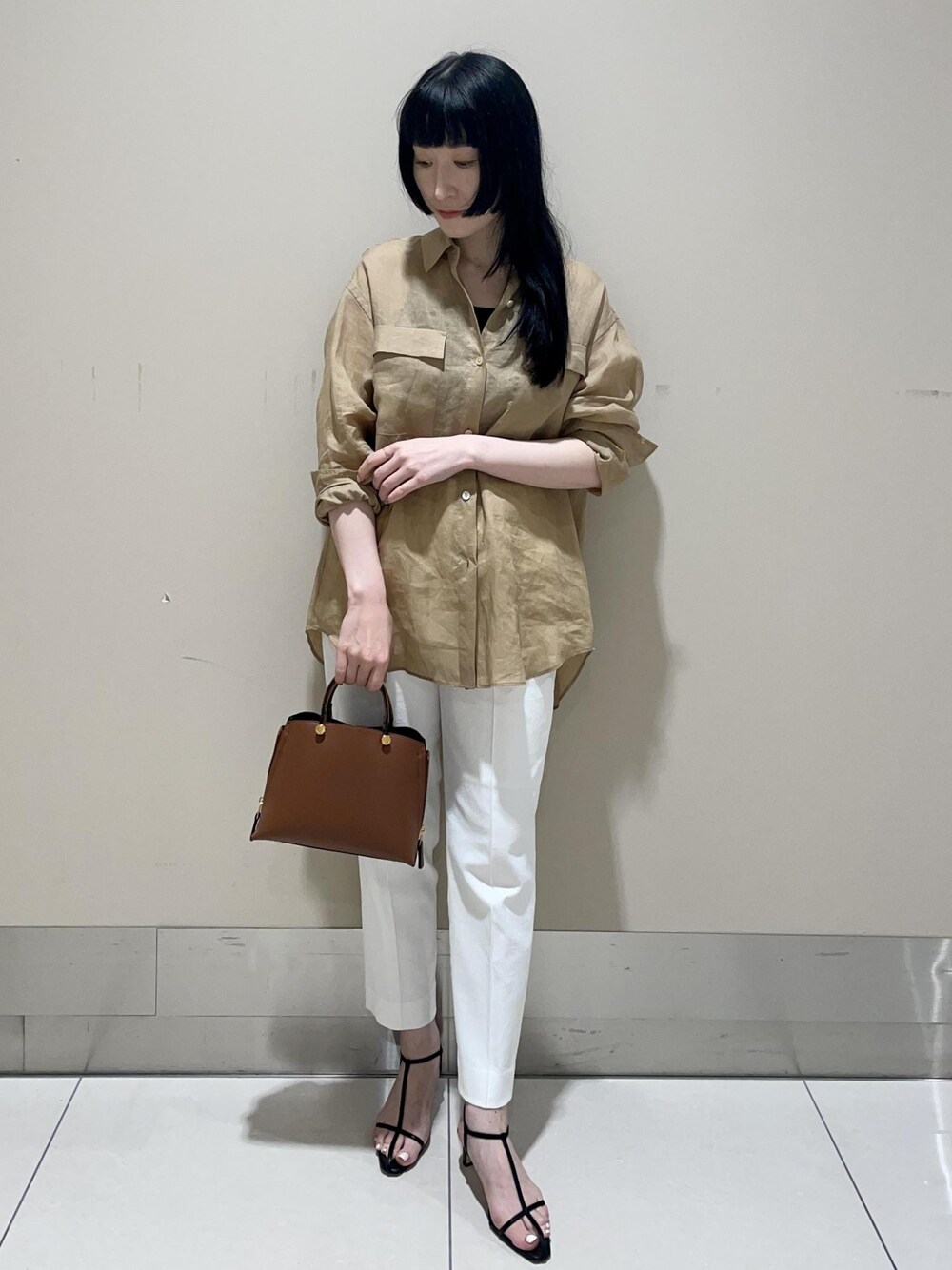 「ハンドバッグ、ベージュ、ブラウス、シアー、ホワイト、パンツ、テーパード、九分丈、センタープレス、サンダル、ヒール、ROPÉ、ÉPOR、Y BAG、通勤」｜「E'PORの【E'POR】 Y BAG Mini（サイドジップミニショルダーバッグ）/一部WEB限定（ハンドバッグ、ブラウン系）」を使った、mm＊さん（レディース・161cm）の夏コーディネートの1枚目の写真