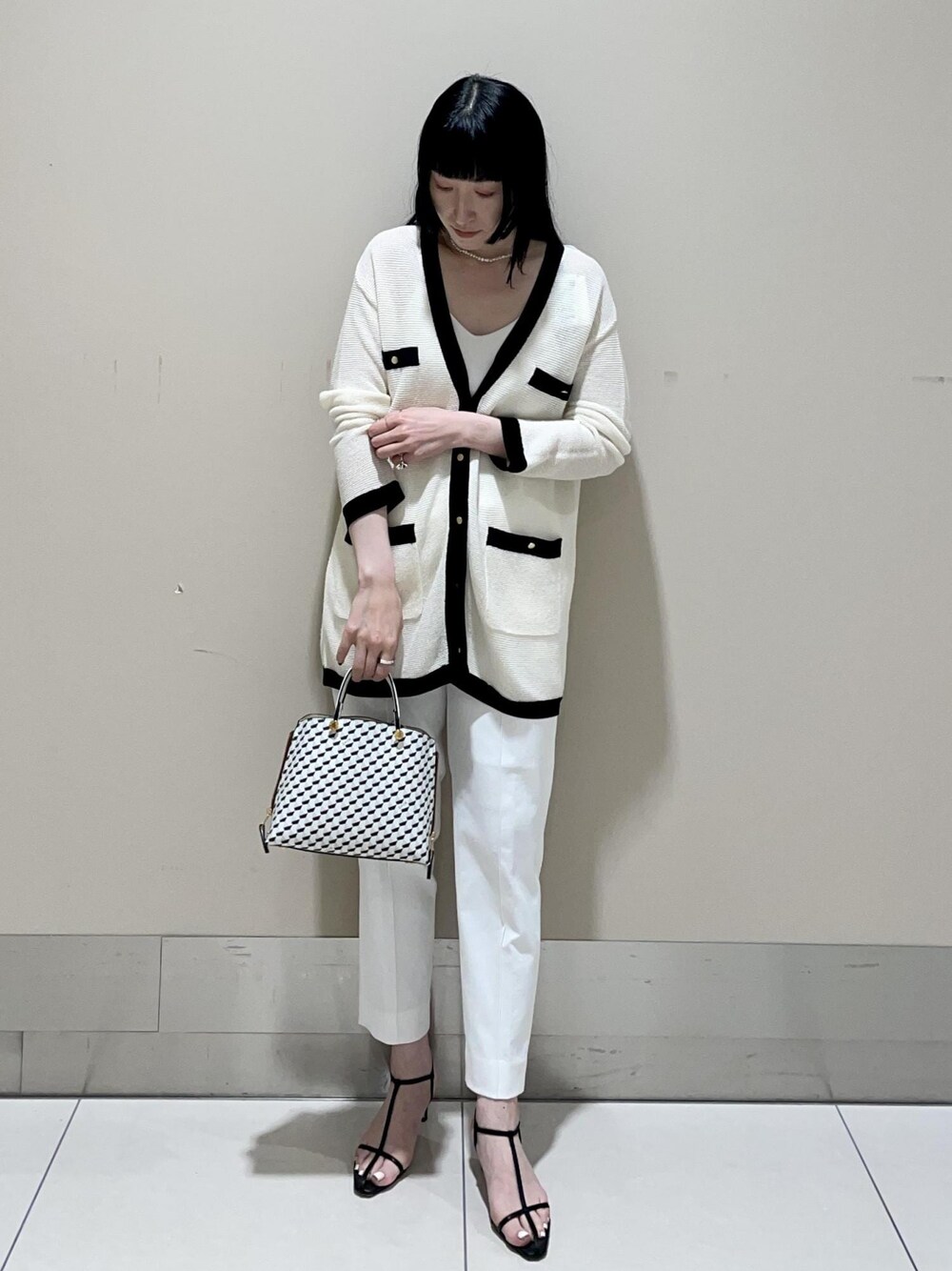 「ホワイト、ショルダーバッグ、ミニ、ニット、パンツ、テーパード、サンダル、ヒール、ROPÉ、ÉPOR、Y BAG、MONOGRAM BAG、カーディガン、セール、通勤」｜「ROPE'のナロークロスストラップヒールサンダル（サンダル、ブラック系）」を使った、mm＊さん（レディース・161cm）の夏コーディネートの1枚目の写真
