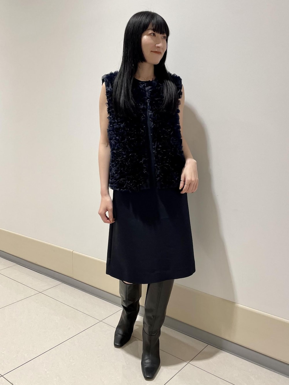 「クルーネック、ノースリーブ、ワンピース、ネイビー、フリル、膝丈、ブーツ、ロングブーツ、ROPÉ、ジレ・ベスト、お出かけ、セレモニー、オケージョン、パーティー、セットアップ」｜「ROPE'のリアルレザーヒールロングブーツ（ブーツ、ブラック系）」を使った、mm＊さん（レディース・161cm）の秋コーディネートの1枚目の写真