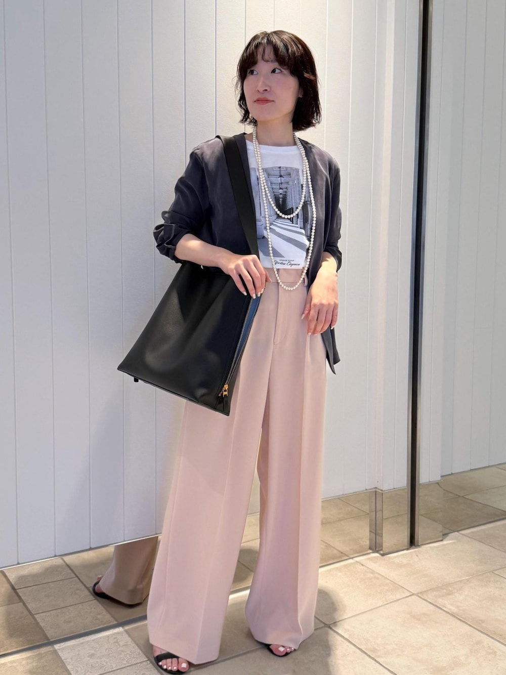 「春コーデ、初夏コーデ、お仕事コーデ、お出かけコーデ、大人カジュアル、パンツスタイル、体型カバー、ROPÉ、ウェーブ、ブルべ冬、混合、トップス、Tシャツ/カットソー、ジャケット/アウター、ノーカラージャケット」｜「E'PORの【A4対応】【通勤】【E'POR】Y BAG Shoulder Large（サイドジップショルダーバッグ）【WEB限定/一部店舗限定】【雑誌掲載】（ショルダーバッグ、ブラック系）」を使った、mm＊さん（レディース・161cm）の春コーディネートの1枚目の写真