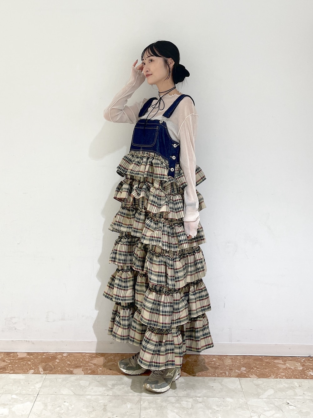 ベージュ系のジャンパースカート、ホワイト系のTシャツ/カットソーを着用したレディースの夏コーディネートの1枚目の写真