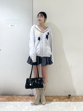 「w closet（ダブルクローゼット）の【SNSで話題/EC限定カラーあり/新色追加】星柄パッチワークパーカー（パーカー、ホワイト系）」を使った、ミナさん（レディース・159cm）の秋コーディネート