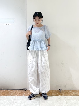 「w closet（ダブルクローゼット）の【2WAY/5色展開】オフショルフリルブラウス　夏服（シャツ/ブラウス、ブルー系）」を使った、ミナさん（レディース・159cm）の夏コーディネート