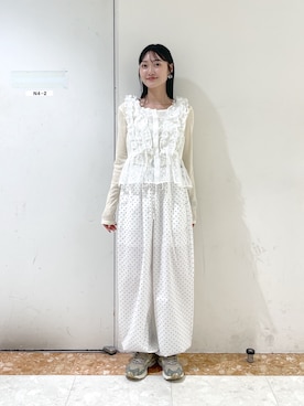 「w closet（ダブルクローゼット）の【レース素材が新登場！無地/チェック柄】フリフリノースリブラウス（シャツ/ブラウス、ホワイト系）」を使った、ミナさん（レディース・159cm）の夏コーディネート