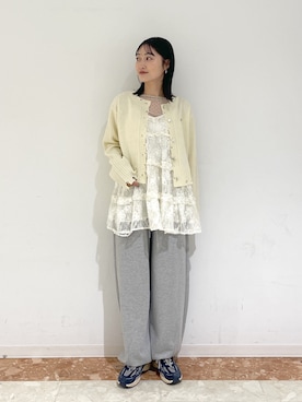 「w closet（ダブルクローゼット）のチュールドットシアープルオーバー（Tシャツ/カットソー、ホワイト系）」を使った、ミナさん（レディース・159cm）の春コーディネート