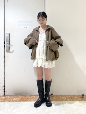 「w closet（ダブルクローゼット）の【25AW】立体レースミニキャミワンピース（シャツ/ブラウス、ホワイト系）」を使った、ミナさん（レディース・159cm）の秋コーディネート