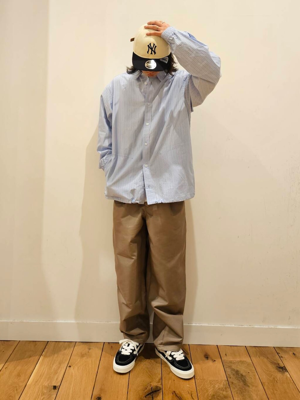 「大人カジュアル、カジュアル、urbanresearchdoors、アウトドア、スニーカーコーデ、newarrival、EKAL、メンズスタイル、20代後半、newera」｜「VANSのVANS　Rowley Classic（スニーカー、ブラック系）」を使った、ノブさん（メンズ・173cm）の冬コーディネートの1枚目の写真
