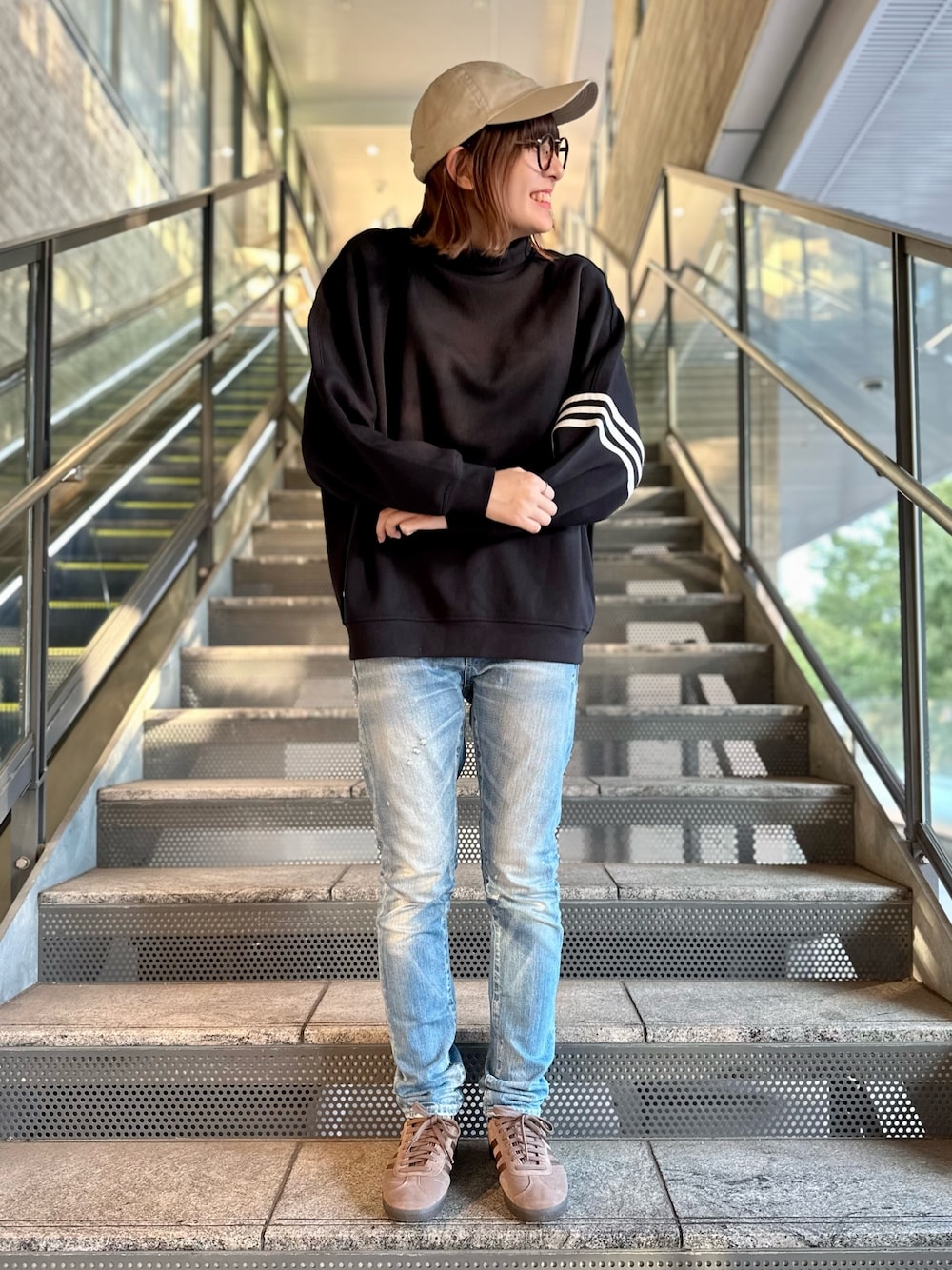 「スニーカー、adidas、ハイネック、オーバーサイズ、アディダス、adidas originals、アディダスオリジナルス、アディカラー、アディダスコーデ、ガゼル」｜「adidasのガゼル / Gazelle / アディダスオリジナルス adidas Originals（スニーカー、ブラウン系）」を使った、HTさん（レディース・165cm）の秋コーディネートの1枚目の写真