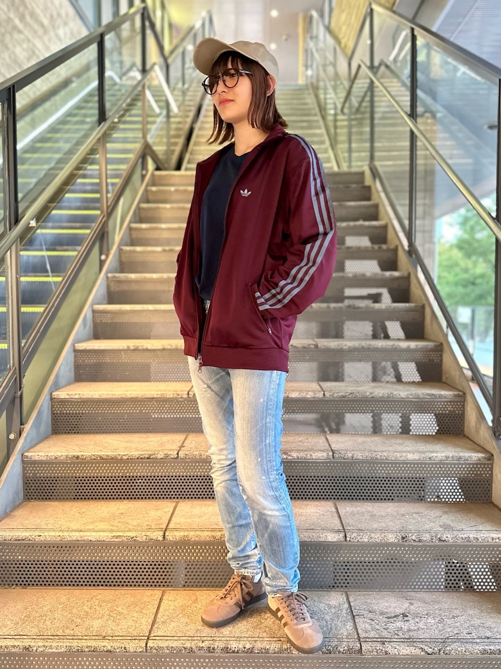 アディダストラックジャケットジェンダーニュートラルマルーンジャージ