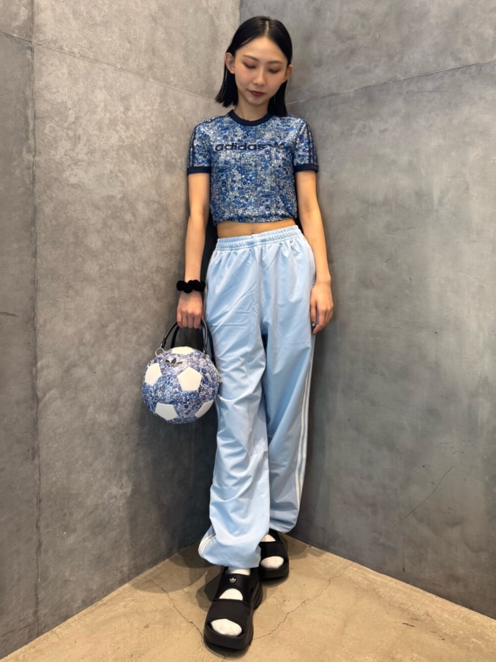 「adidas、adidas originals、アディダス、アディダスオリジナルス、Liberty London、花柄、トラックパンツ、サッカーボール、サンダル」｜「adidasのadidas Originals × Liberty London トーナル カリ半袖Tシャツ（トップス、その他）」を使った、KAさん（レディース・164cm）の春コーディネートの1枚目の写真
