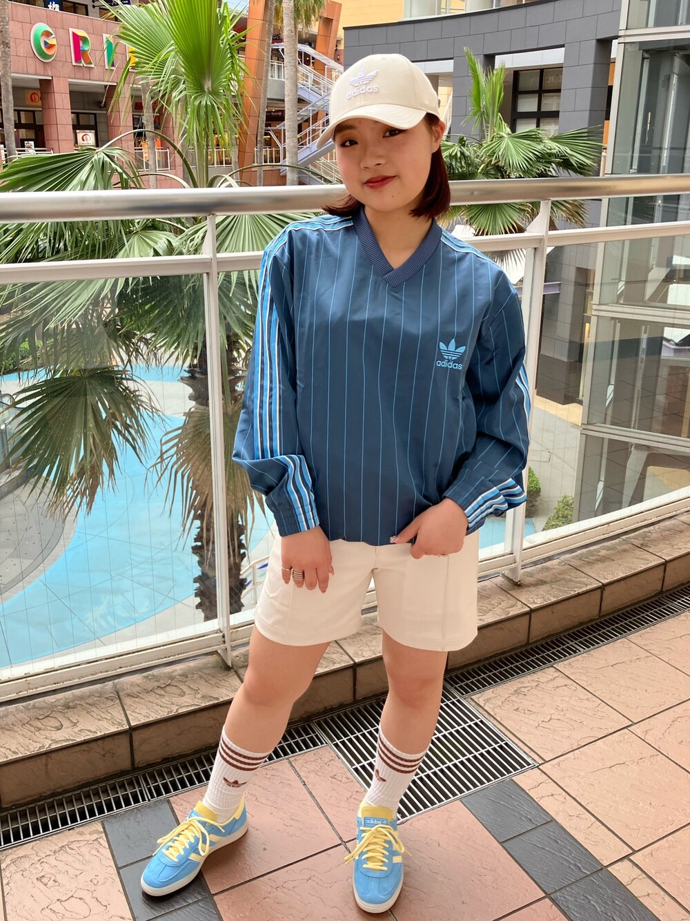 「スニーカー、adidas、アディダス、ハーフパンツ、ショーツ、adidas originals、アディダスオリジナルス、ピンストライプ、ウインドブレーカー、ハンドボールスペツィアル」｜「adidasのアディダス ピンストライプ ウインドブレーカー / アディダスオリジナルス adidas Originals（ナイロンジャケット、ブルー系）」を使った、TCさん（レディース・156cm）の春コーディネートの1枚目の写真