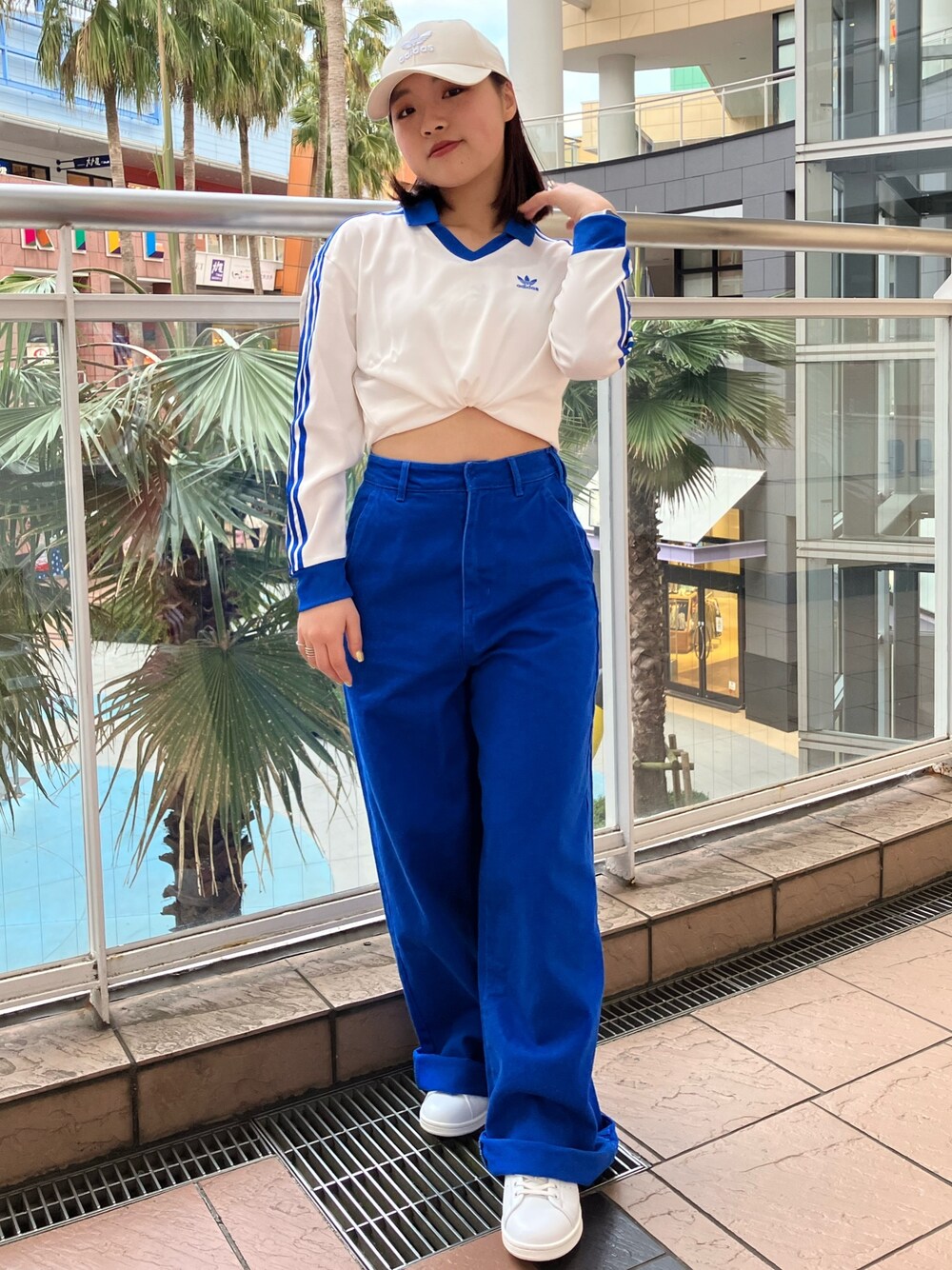 「スニーカー、デニム、キャップ、adidas、ロンT、アディダス、デニムパンツ、スタンスミス、長袖Tシャツ、クセニア・シュナイダー」｜「adidasのスリーストライプス サテン 長袖Tシャツ / ロンT / アディダスオリジナルス adidas Originals（Tシャツ/カットソー、ホワイト系）」を使った、TCさん（レディース・156cm）の冬コーディネートの1枚目の写真