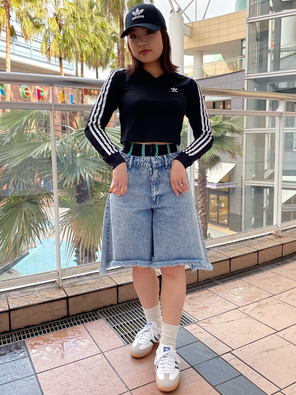 「スニーカー、adidas、アディダス、デニムパンツ、adidas originals、デニムショーツ、クロップドトップス、長袖Tシャツ、サンバ、クセニア・シュナイダー」｜「adidasの長袖クロップドジャージー / アディダスオリジナルス adidas Originals（Tシャツ/カットソー、ブラック系）」を使った、TCさん（レディース・156cm）の春コーディネートの1枚目の写真