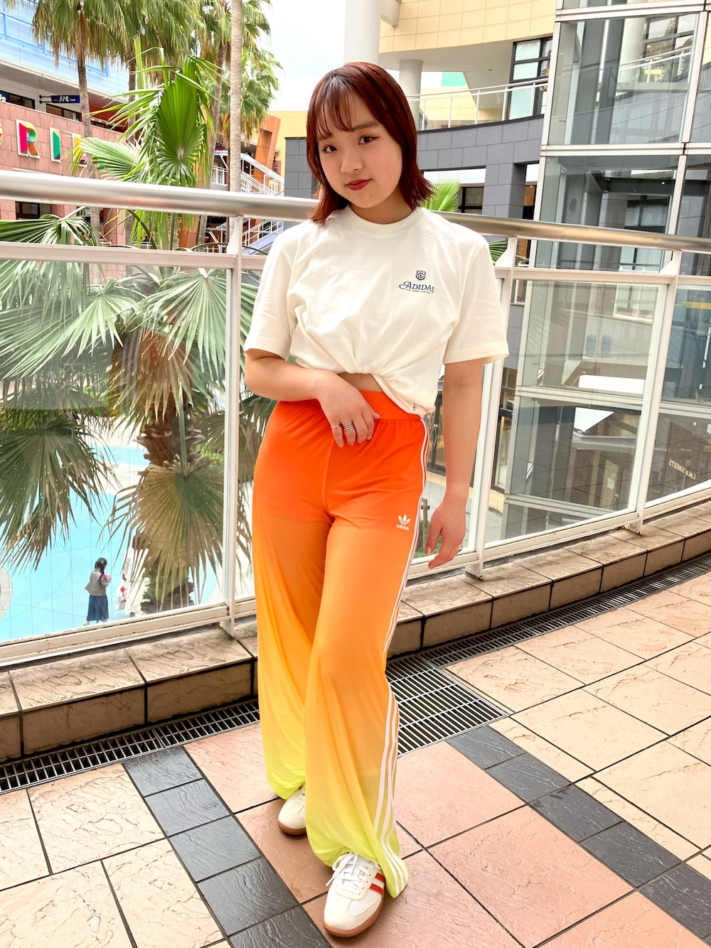 「スニーカー、Tシャツ、adidas、アディダス、ワイドパンツ、グラフィック、adidas originals、アディダスオリジナルス、半袖Ｔシャツ、サンバ」｜「adidasのグラフィック ファイア トレフォイルTシャツ / アディダスオリジナルス adidas Originals（Tシャツ/カットソー、ホワイト系）」を使った、TCさん（レディース・156cm）の春コーディネートの1枚目の写真