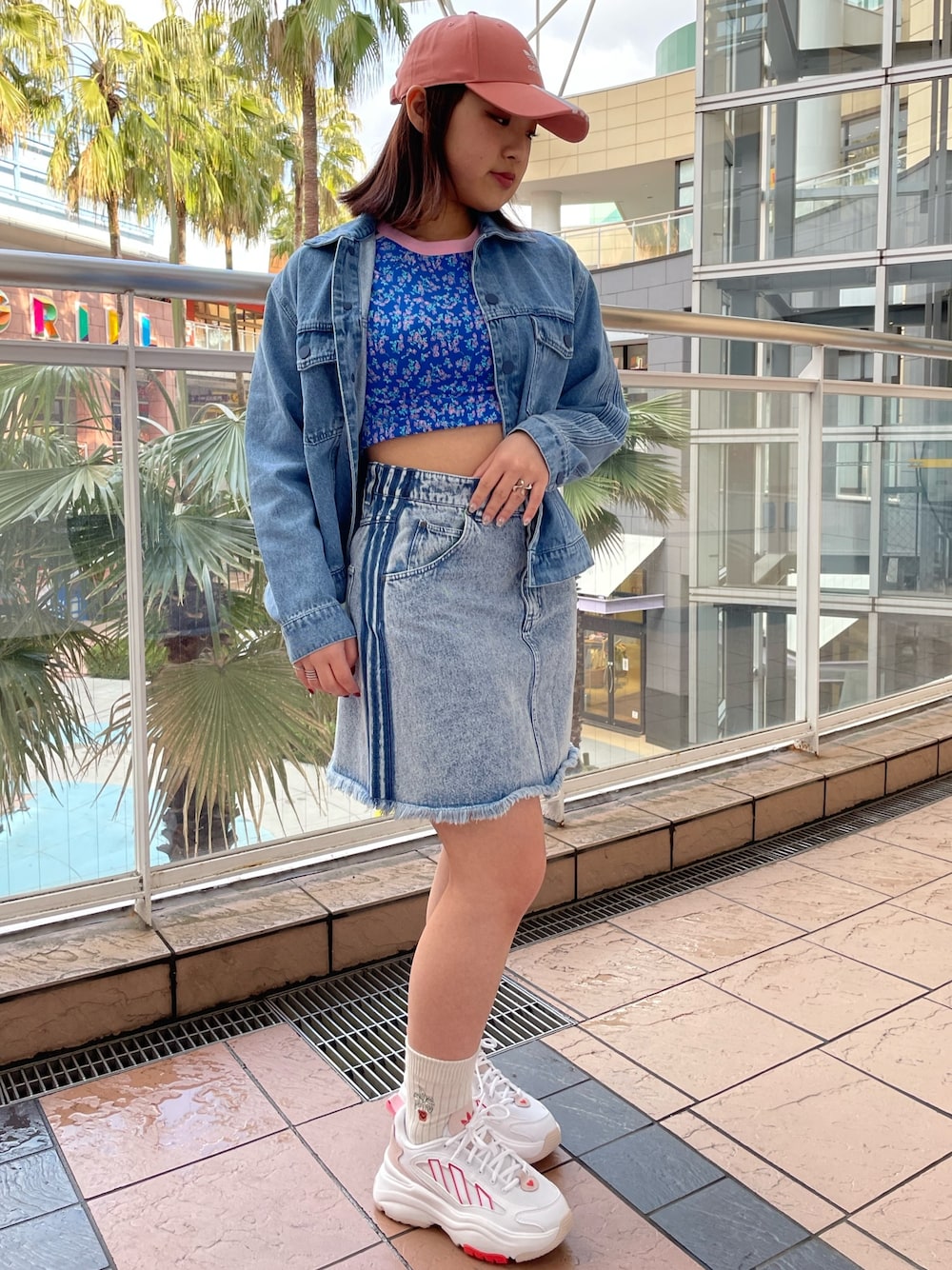 「デニム、デニムジャケット、Tシャツ、adidas、デニムスカート、アディダス、adidas originals、厚底スニーカー、クセニア・シュナイダー、オズガイア」｜「adidasのキャップ / アディダスオリジナルス（キャップ、レッド系）」を使った、TCさん（レディース・156cm）の春コーディネートの1枚目の写真