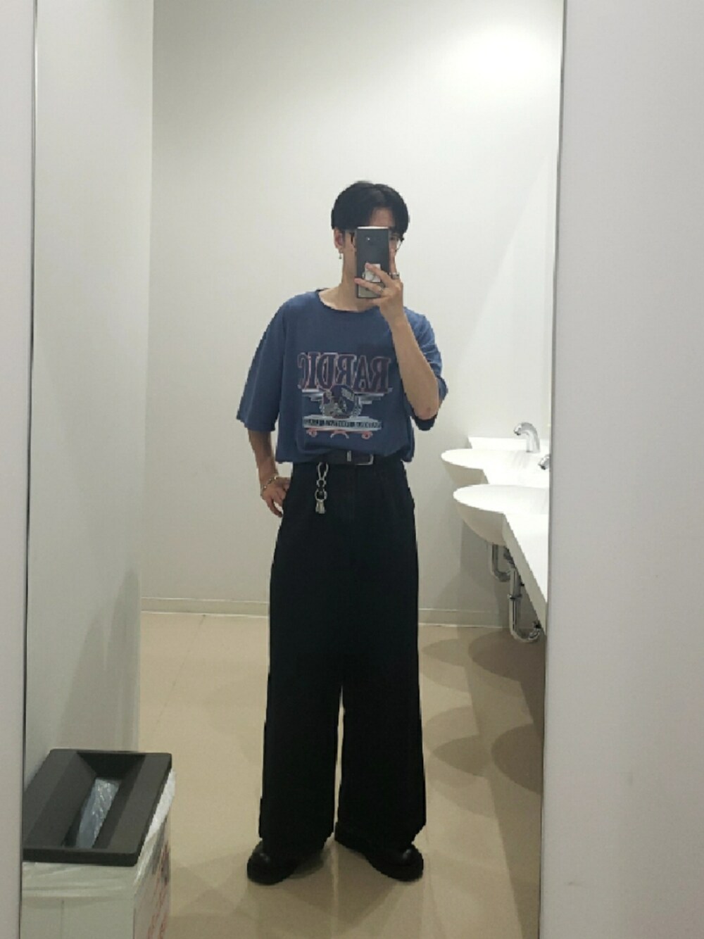 ブルー系のTシャツ/カットソー、ブラック系のデニムパンツ、ブラック系のドレスシューズを着用したメンズの夏コーディネートの1枚目の写真