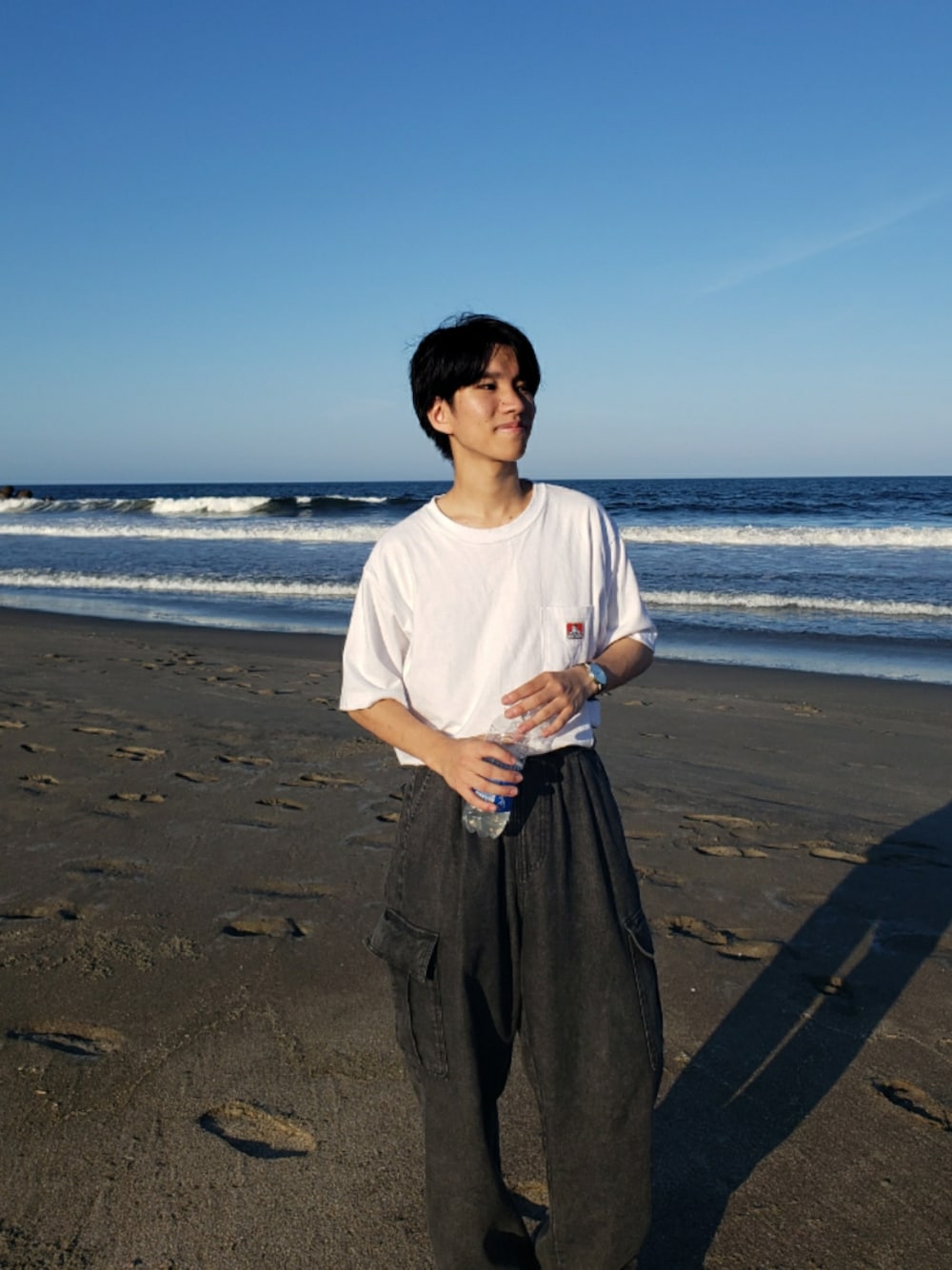 「WEARyouthコーデ、お出かけコーデ、シンプルコーデ、カジュアル、夏コーデ、海コーデ、デニム、カーゴパンツ、白Tシャツ、低身長、大学生、wearistaになる男」｜「BEN DAVISの【BEN DAVIS(ベンデイビス)】POCKET TEE / ピスポケット 定番 半袖Tシャツ（Tシャツ/カットソー、ホワイト系）」を使った、Kou-さん（メンズ・163cm）の夏コーディネートの1枚目の写真