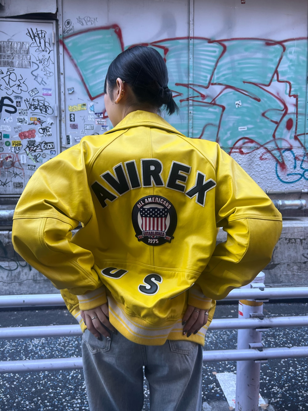 AVIREXのスタジャン（イエロー系）を使った人気ファッション