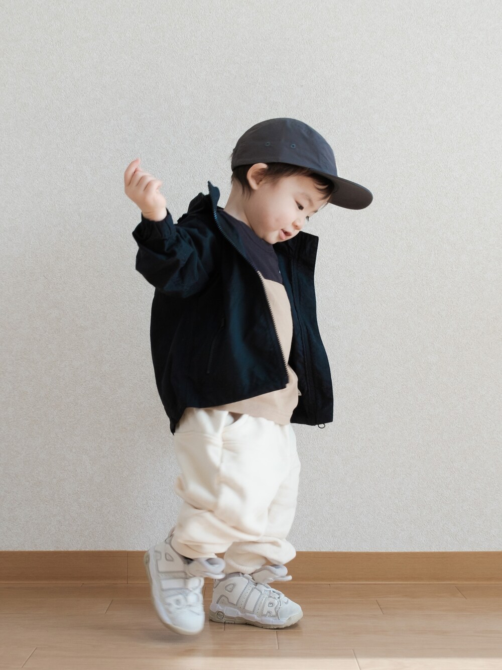 「春服デビュー宣言、男の子コーデ、キッズファッション、春コーデ、ノースフェイス、マウンテンパーカー、スウェット、スニーカー、アウトドアスタイル、ストリート、ストリートMIX、春服みてみて、おしゃれさんと繋がりたい、キャップ、ナイキ」｜「H&Mのアイテム（キャップ、ブラック系）」を使った、ITSUKIさん（キッズ・80cm）の春コーディネートの1枚目の写真