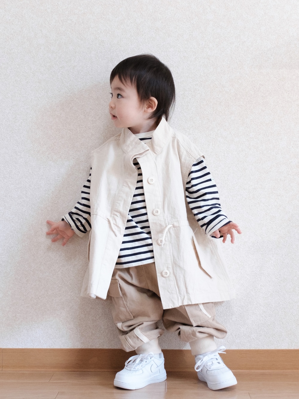 「休日スタイル、キッズファッション、ベスト、ボーダートップス、カーゴパンツ、スニーカー、チャオパニックティピー(CIAOPANIC TYPY)、こどもビームス、BEAMS、ナイキ、男の子コーデ、1歳6ヶ月」｜「CIAOPANIC TYPYの【KIDS】リップストップスタンドベスト（ベスト、ホワイト系）」を使った、ITSUKIさん（キッズ・80cm）の春コーディネートの1枚目の写真