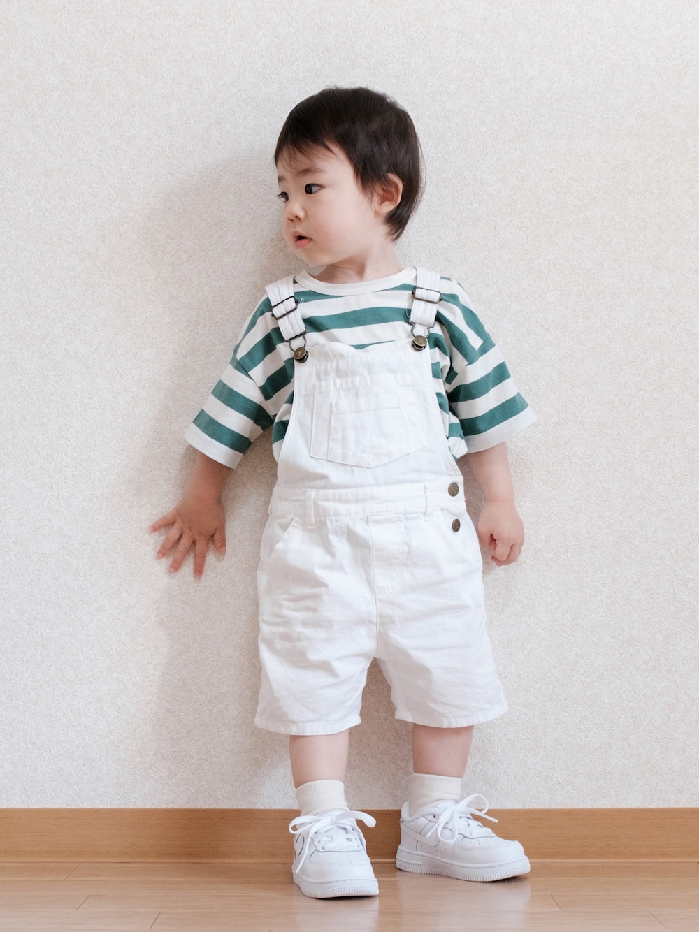 「オーバーオール、ホワイトコーデ、ホワイト、白スニーカー、NIKE、春夏コーデ、男の子、1歳、キッズ、キッズコーデ、キッズファッション」｜「ZARA KIDSのアイテム（サロペット/オーバーオール、ホワイト系）」を使った、ITSUKIさん（キッズ・80cm）の春コーディネートの1枚目の写真