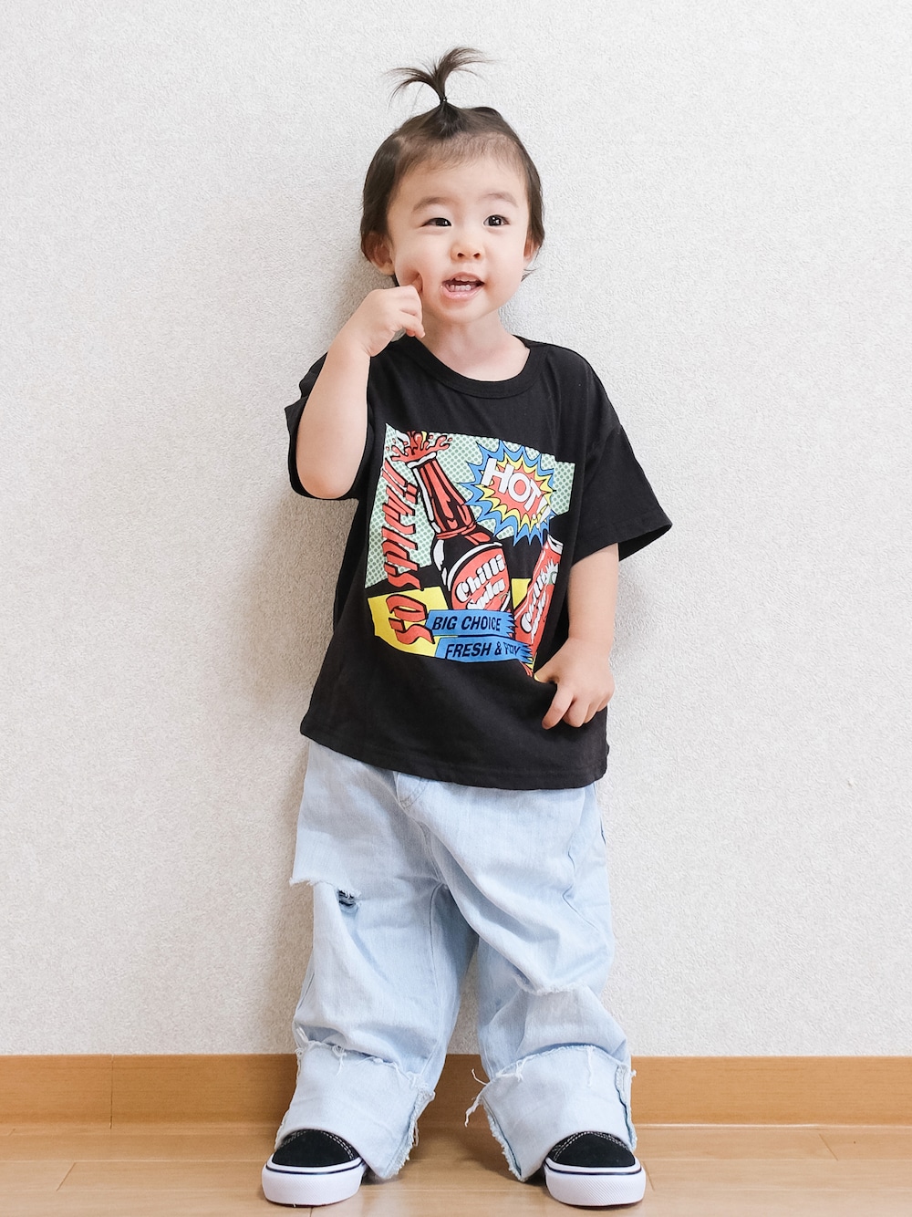「Tシャツコーデ、黒Tシャツ、プリントT、デニム、デニムパンツ、ダメージデニムパンツ、オーバーサイズ、ストリート、ストリートコーデ、ストリートMIX、オールドスクール、VANS、キッズコーデ、キッズファッション」｜「MARKEY'Sのアイテム（Tシャツ/カットソー、ブラック系）」を使った、ITSUKIさん（キッズ・80cm）の夏コーディネートの1枚目の写真