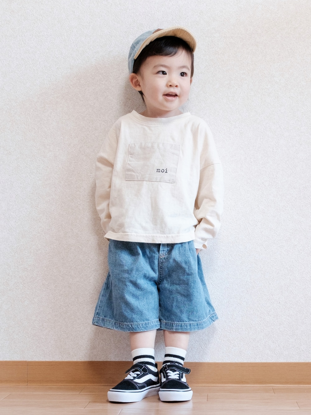 「お出かけコーデ日記、初夏コーデ、デニム、デニムパンツ、デニムコーデ、夏コーデ、ストリート、キャップ、カジュアル、キッズファッション、1歳、1歳7ヶ月、オールドスクール、スニーカー、スニーカーコーデ」｜「VANSのVANS ヴァンズ OLD SKOOL(14-18) オールドスクール　V36CS BLACK（スニーカー、ブラック系）」を使った、ITSUKIさん（キッズ・80cm）の春コーディネートの1枚目の写真