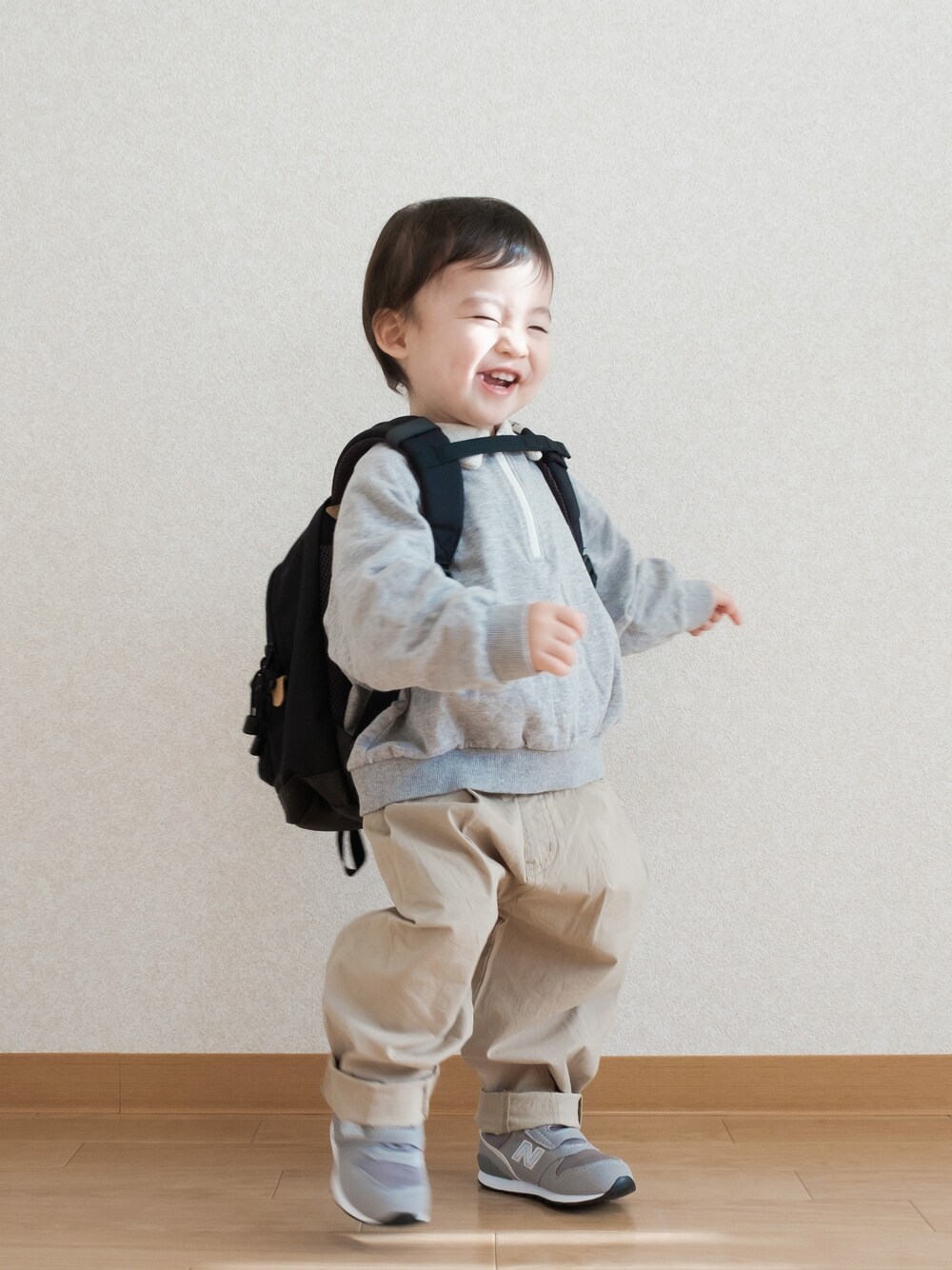 「春服コーデ、キッズコーデ、カジュアルコーデ、リュック、リュックスタイル、ノースフェイス、スウェット、ハーフジップ、グレー、チノパン、こどもビームス、BEAMS、スニーカー、スニーカーコーデ、ニューバランス」｜「THE NORTH FACEのTHE NORTH FACE/ザ・ノース・フェイス/K BERKELEY/キッズ バークレイ/KIDS/ｷｯｽﾞ/NMJ71751/K BERKELEY（バックパック/リュック、ブラック系）」を使った、ITSUKIさん（キッズ・80cm）の春コーディネートの1枚目の写真