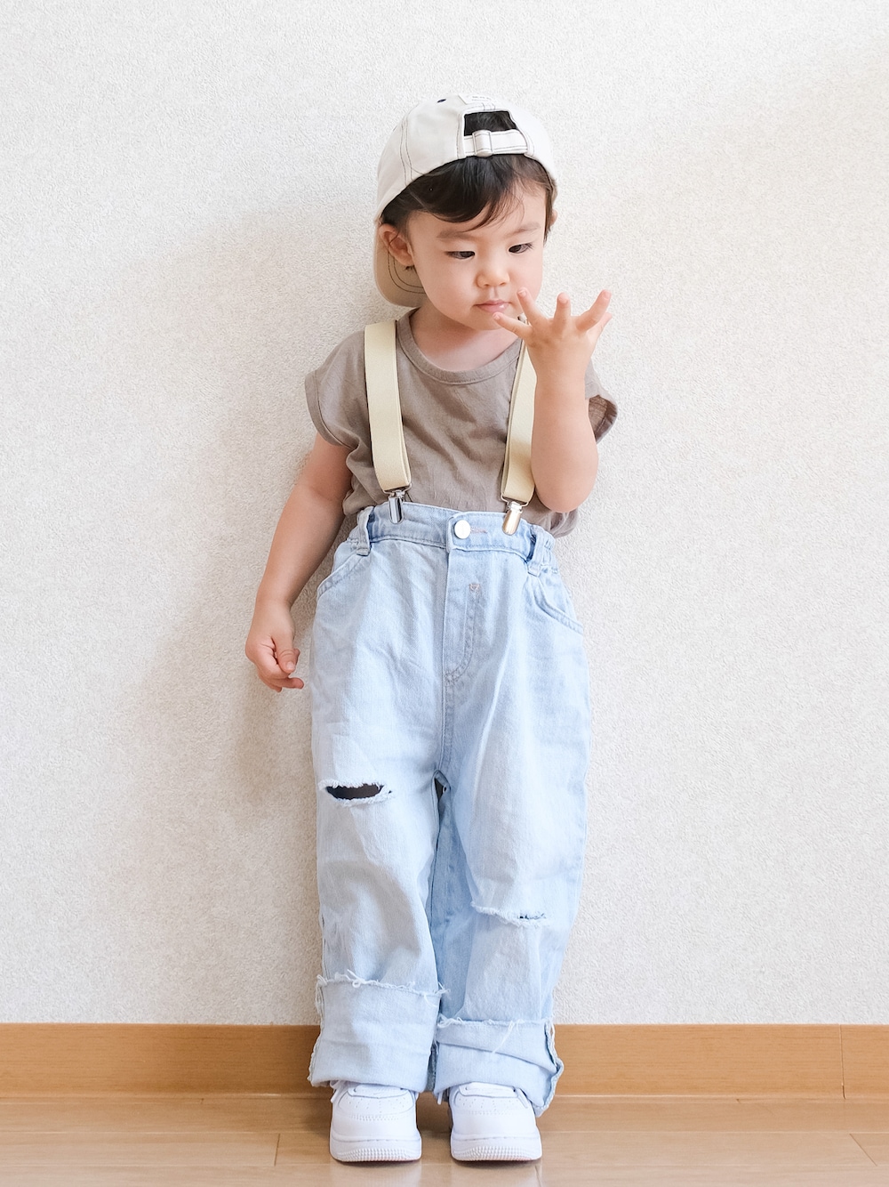 「ビッグシルエット、サスペンダー、ワイドパンツ、デニム、デニムパンツ、ダメージデニムパンツ、淡色デニム、お出かけコーデ、キャップ、キャップ後ろかぶり、NIKE、AIR FORCE 1」｜「NIKEのナイキ フォース 1 LE キッズシューズ / Nike Force 1 LE Baby/Toddler Shoe（スニーカー、ホワイト系）」を使った、ITSUKIさん（キッズ・80cm）の夏コーディネートの1枚目の写真