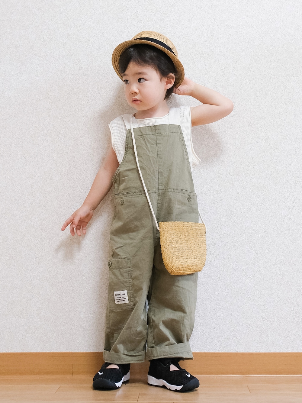 「サロペット、オーバーオール、カーキ、麦わら帽子、サンダル、エアリフト、NIKE、BEAMS、夏コーデ、夏、キッズコーデ、キッズファッション」｜「BEAMS miniのBEAMS mini / ポケット キャンプ サロペット（90～150㎝）（サロペット/オーバーオール、グリーン系）」を使った、ITSUKIさん（キッズ・80cm）の夏コーディネートの1枚目の写真