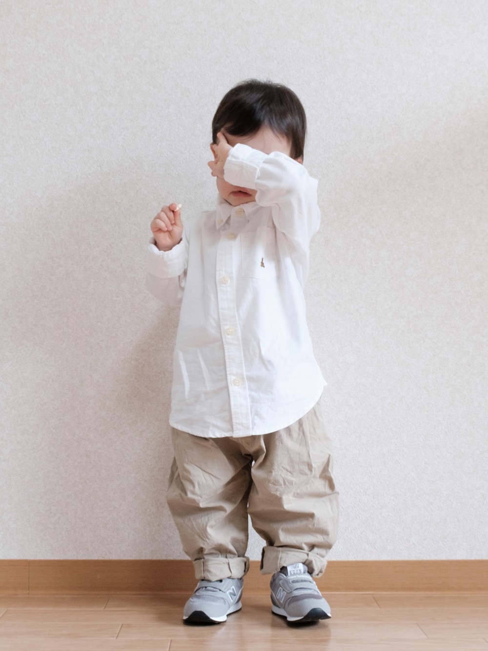 「白シャツ、シャツスタイル、babygap、GAP、チノパン、BEAMS、こどもビームス、ニューバランス、スニーカー、むすこーで」｜「babyGAPのアイテム（シャツ/ブラウス、ホワイト系）」を使った、ITSUKIさん（キッズ・80cm）の春コーディネートの1枚目の写真