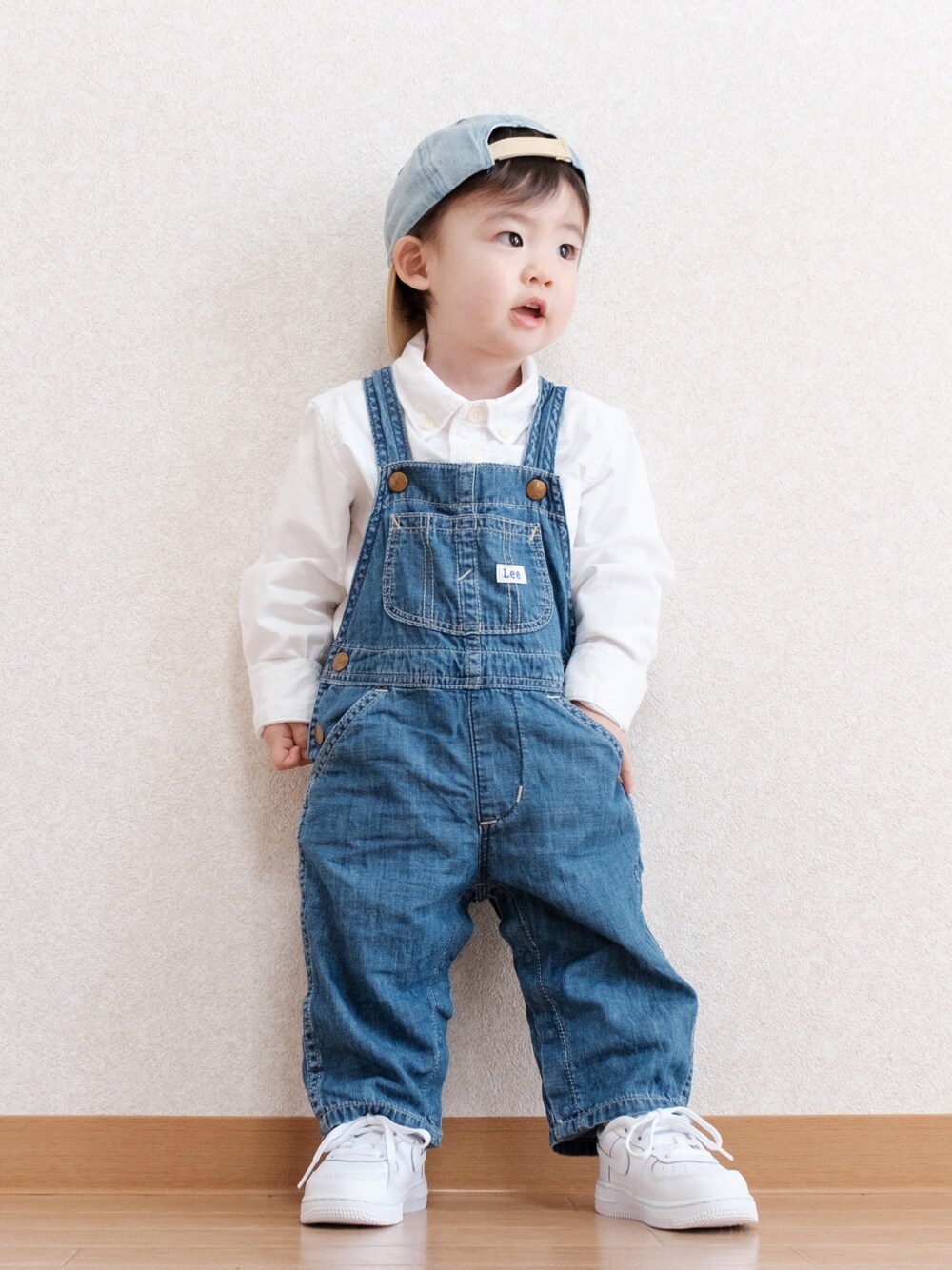 「キッズファッション、キッズコーデ、男の子コーデ、1歳、オーバーオール、サロペット、デニム、デニムコーデ、デニムサロペット、LEE、GAP、NIKE、白スニーカー、カジュアルコーデ」｜「SHEINのアイテム（キャップ、ブルー系）」を使った、ITSUKIさん（キッズ・80cm）の春コーディネートの1枚目の写真