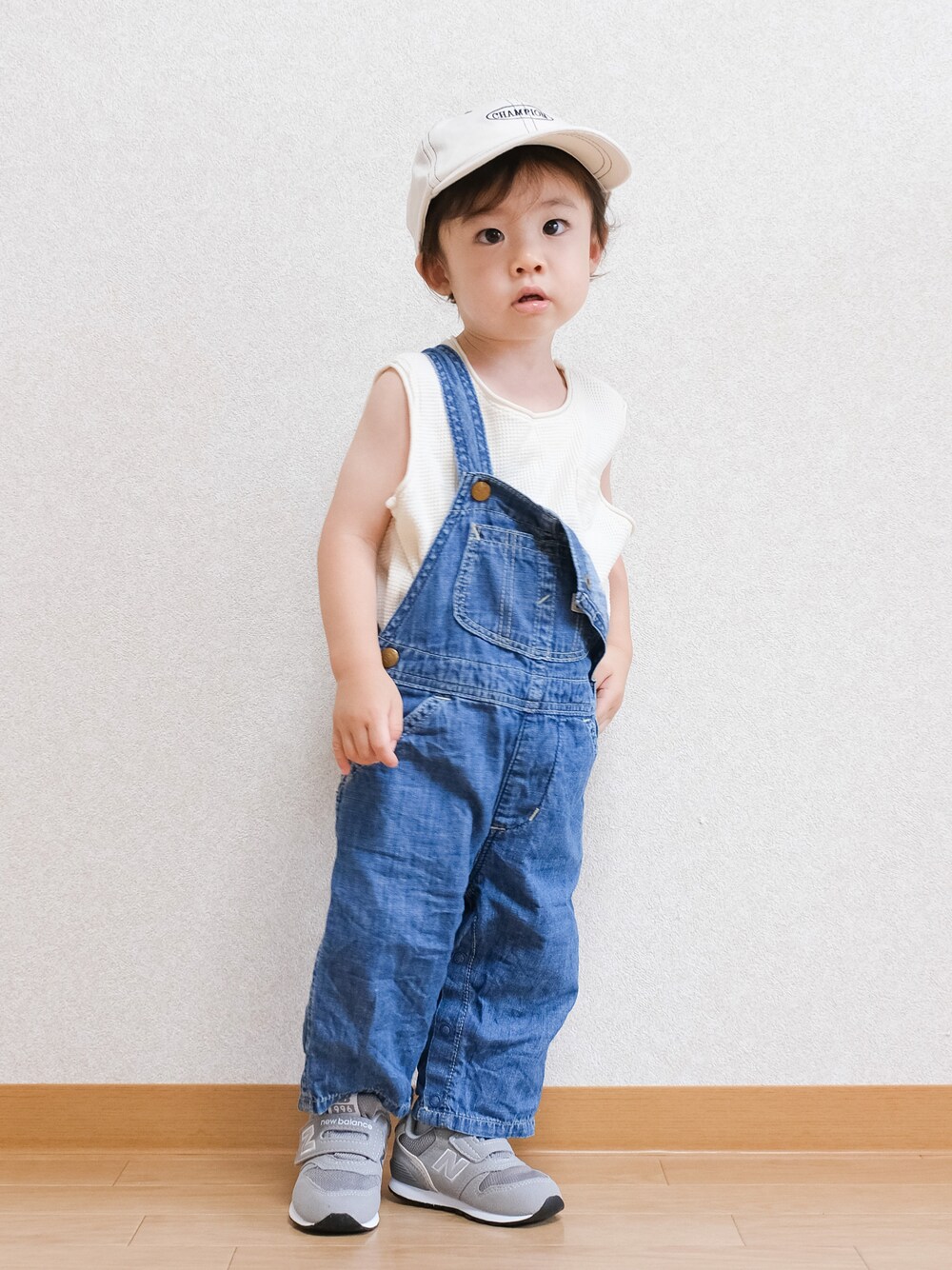 「夏コーデ、キャップ、韓国子供服、オーバーオール、サロペット、デニム、ノースリーブ、青×白、LEE、スニーカー、ニューバランス、キッズファッション」｜「NEW BALANCEのnew balance/ニューバランス IZ996 アイゼット996 GY グレー   ベルクロ IZ996GR3（スニーカー、グレー系）」を使った、ITSUKIさん（キッズ・80cm）の夏コーディネートの1枚目の写真
