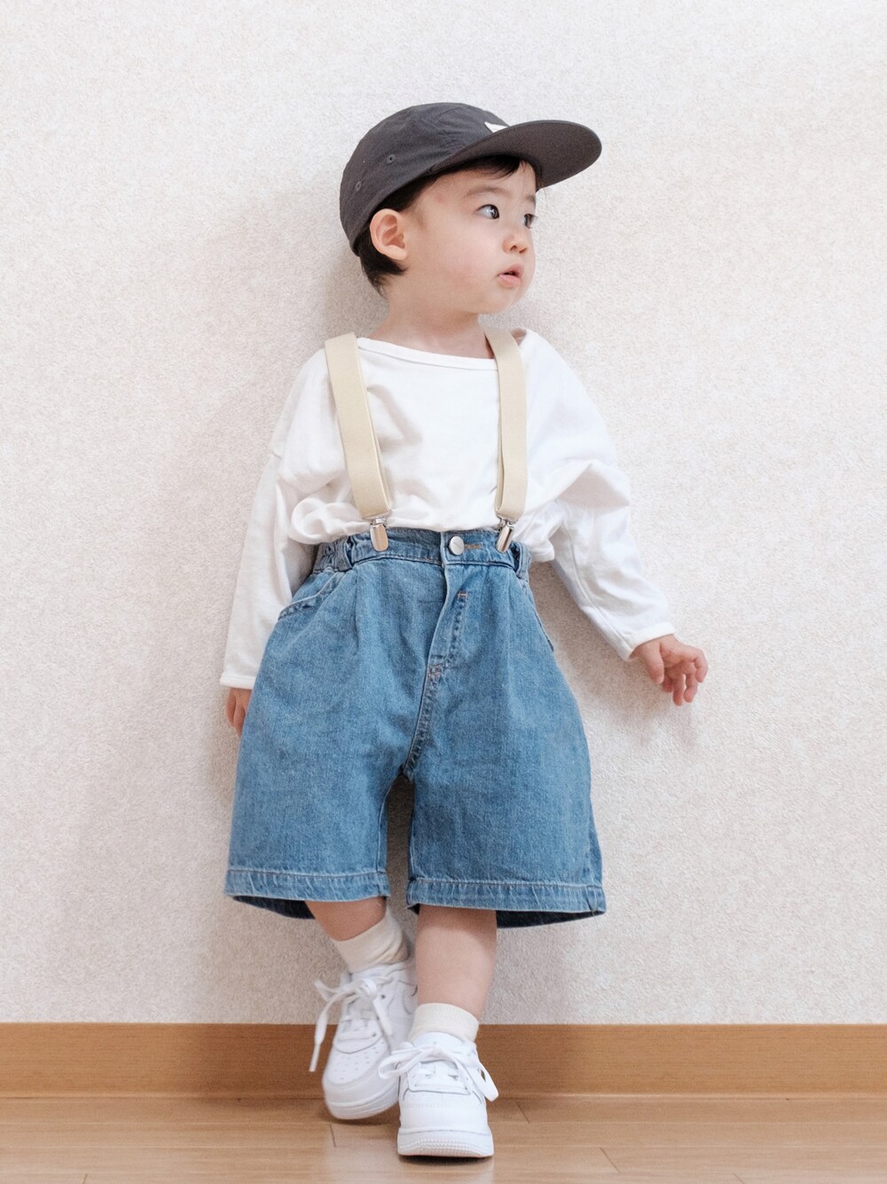 「カジュアルコーデ、サスペンダー、ハーフパンツ、デニム、デニムパンツ、キャップ、春夏コーデ、韓国子供服、白スニーカー、スニーカーコーデ、スニーカー、NIKE、1歳、男の子コーデ、男の子」｜「H&Mのアイテム（キャップ、ブラック系）」を使った、ITSUKIさん（キッズ・80cm）の春コーディネートの1枚目の写真