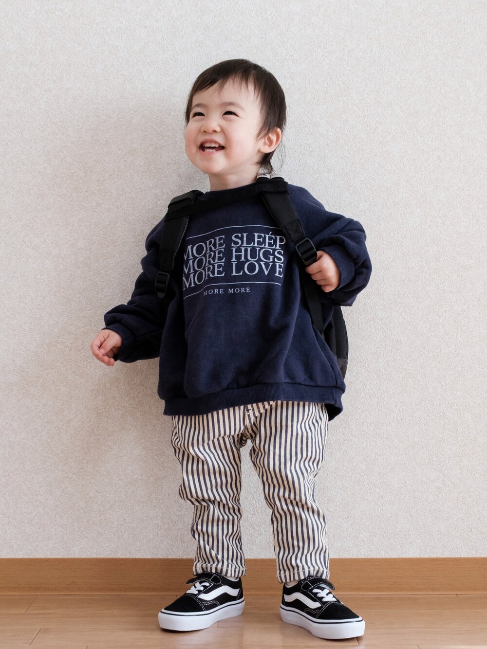 「春服みてみて、スウェット、ビッグシルエット、ゆるコーデ、韓国子供服、ストライプ、ストライプパンツ、スニーカー、スニーカーコーデ、オールドスクール、VANS、リュック、ノースフェイス、1歳、ロゴスウェット」｜「digreenのアイテム（スウェット、ブルー系）」を使った、ITSUKIさん（キッズ・80cm）の春コーディネートの1枚目の写真
