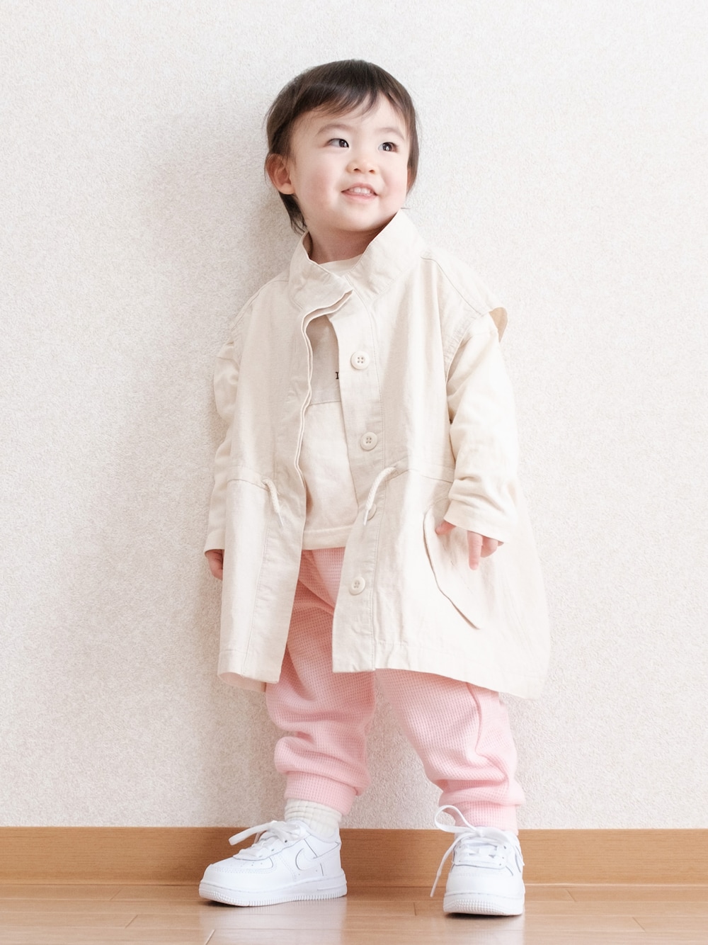 「休日コーデ、カジュアル、春夏コーデ、春コーデ、ジレ、ベスト、シンプルコーデ、ピンク、スウェット、NIKE、1歳、男の子、男の子コーデ」｜「CIAOPANIC TYPYの【KIDS】リップストップスタンドベスト（ベスト、ホワイト系）」を使った、ITSUKIさん（キッズ・80cm）の春コーディネートの1枚目の写真