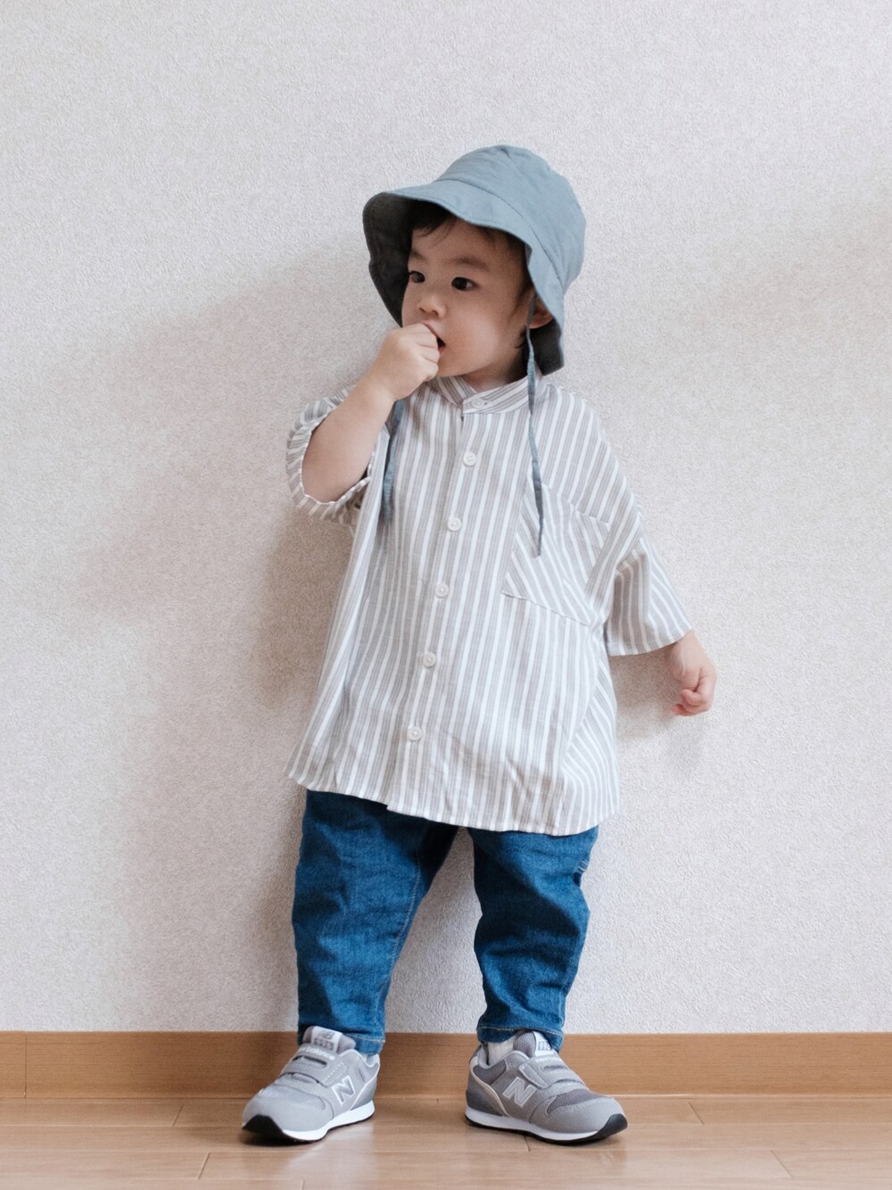 「こどもの日、今日のコーデ、シンプルコーデ、ストライプシャツ、オーバーサイズ、デニムパンツ、ニューバランス、バケットハット、バースデイ、夏コーデ、夏、公園」｜「Life Support Productsのデニムタックロングパンツ（80～150cm）（デニムパンツ、ブルー系）」を使った、ITSUKIさん（キッズ・80cm）の春コーディネートの1枚目の写真