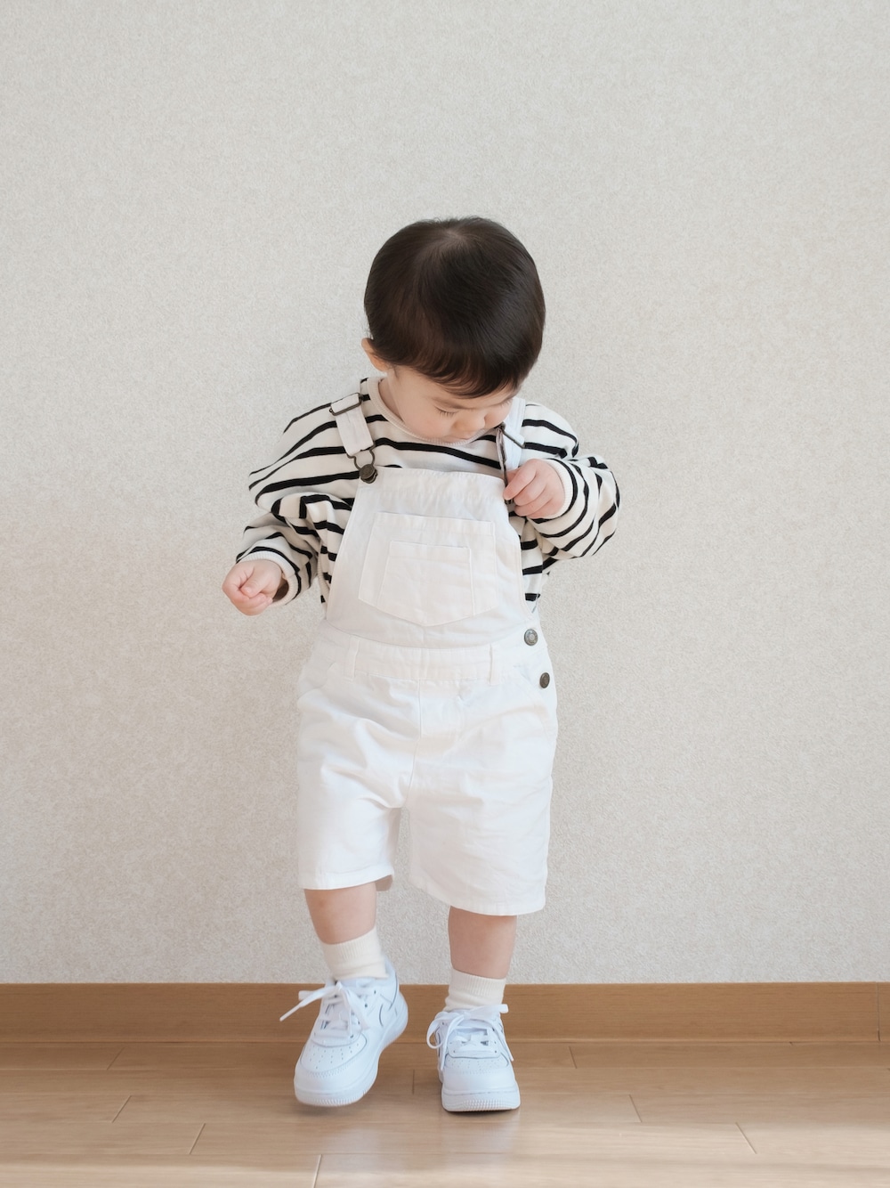 「春服デビュー宣言、むすこーで、キッズコーデ、白スニーカー、オーバーオール、ボーダー、ボーダーTシャツ、ホワイトコーデ、ナイキ、NIKE、エアフォースワン、ZARA、ZARA KIDS、1歳、1歳5ヶ月」｜「ZARA KIDSのアイテム（サロペット/オーバーオール、ホワイト系）」を使った、ITSUKIさん（キッズ・80cm）の春コーディネートの1枚目の写真