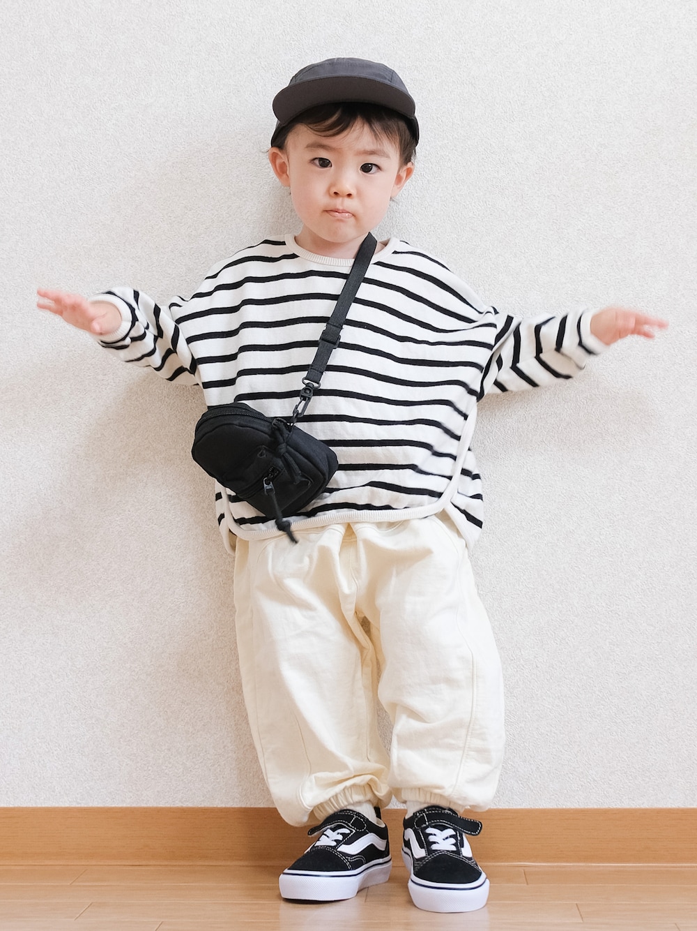 「キッズファッション、ボーダー、ロンT、スウェット、スウェットパンツ、梅雨コーデ、キャップ、スニーカー、オールドスクール、ショルダーバッグ、1歳」｜「H&Mのアイテム（キャップ、ブラック系）」を使った、ITSUKIさん（キッズ・80cm）の春コーディネートの1枚目の写真