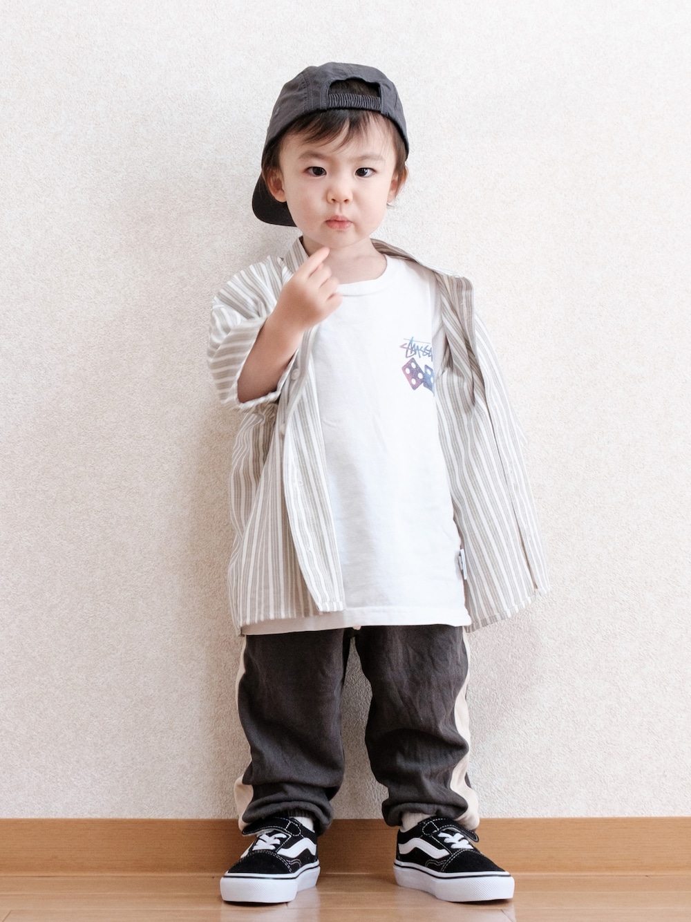 「古着MIX、キッズファッション、キャップ、キッズコーデ、男の子コーデ、スニーカーコーデ、Tシャツ、オーバーサイズ、ストリート、ストリートコーデ、オールドスクール、バースデイ、stussy、H&M」｜「VANSのVANS ヴァンズ OLD SKOOL(14-18) オールドスクール　V36CS BLACK（スニーカー、ブラック系）」を使った、ITSUKIさん（キッズ・80cm）の春コーディネートの1枚目の写真