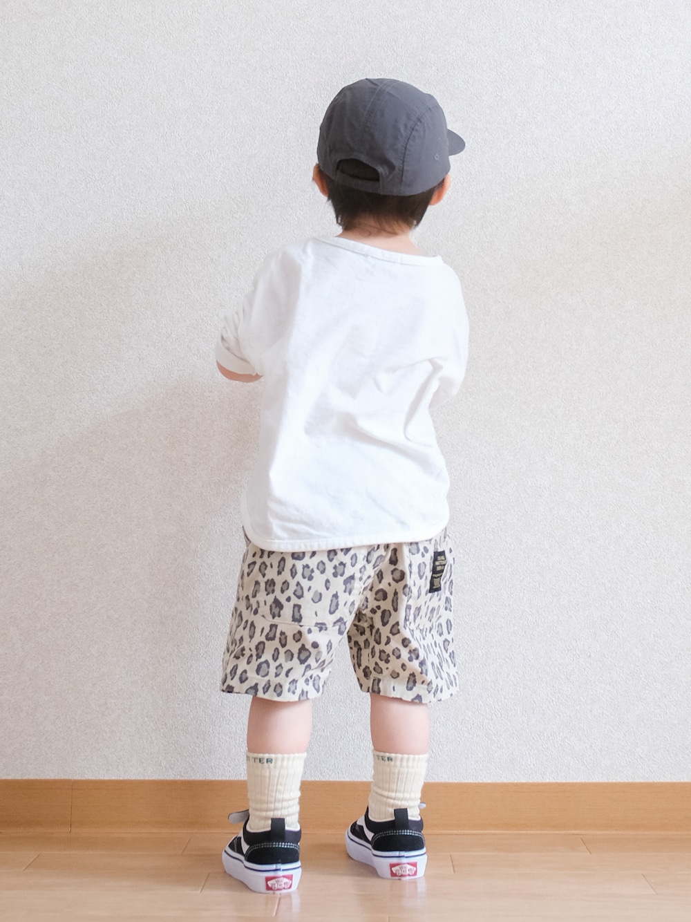 「このスタイルがお気に入り、ショートパンツ、男の子コーデ、短パン、レオパード、夏コーデ、キャップ、ロンT、スニーカー、オールドスクール、お出かけコーデ、白Tシャツ、BREEZE、VANS」｜「VANSのVANS ヴァンズ OLD SKOOL(14-18) オールドスクール　V36CS BLACK（スニーカー、ブラック系）」を使った、ITSUKIさん（キッズ・80cm）の夏コーディネートの1枚目の写真