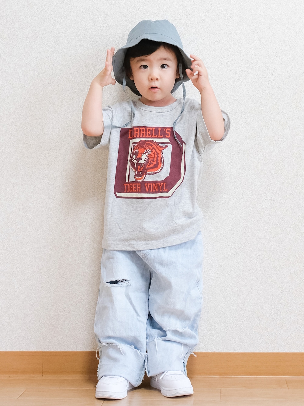 「夏コーデ、1歳、男の子、デニム、むすこーで、キッズファッション、バケットハット、ワイドデニム、プリントT、NIKE、スニーカー、マーキーズ(MARKEY'S)、マーキーズ」｜「韓国子ども服のアイテム（デニムパンツ、ブルー系）」を使った、ITSUKIさん（キッズ・80cm）の夏コーディネートの1枚目の写真