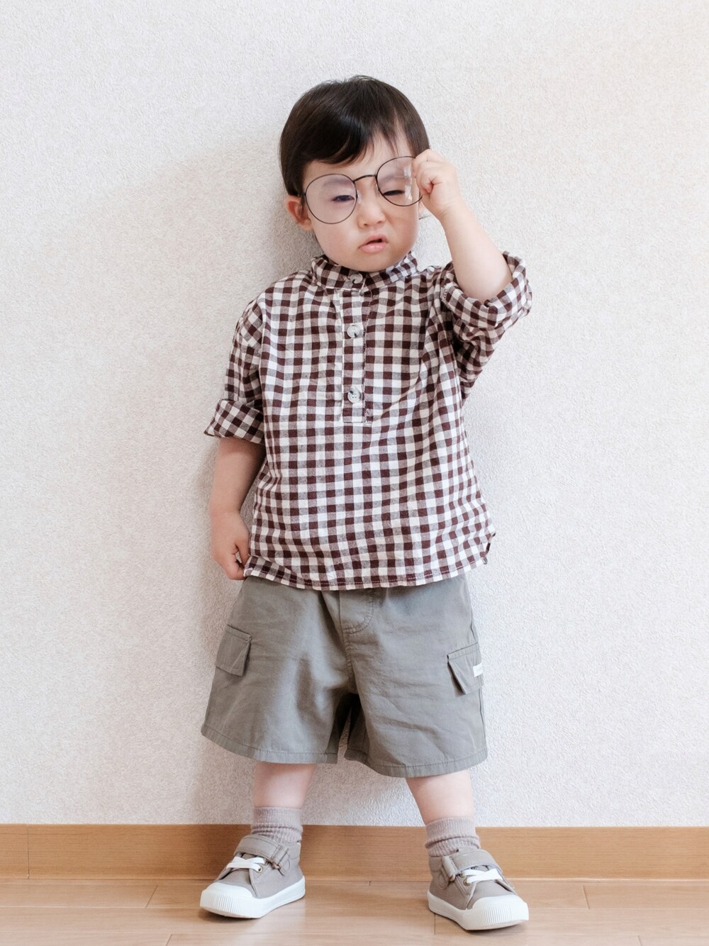 「お出かけコーデ日記、めがね、丸メガネ、チェック、チェックシャツ、ハーフパンツ、カーゴパンツ、ワイドパンツ、初夏コーデ、カジュアルコーデ、カジュアル、ストリート、1歳、1歳7ヶ月、男の子コーデ」｜「BAKERのアイテム（シャツ/ブラウス、ブラウン系）」を使った、ITSUKIさん（キッズ・80cm）の春コーディネートの1枚目の写真