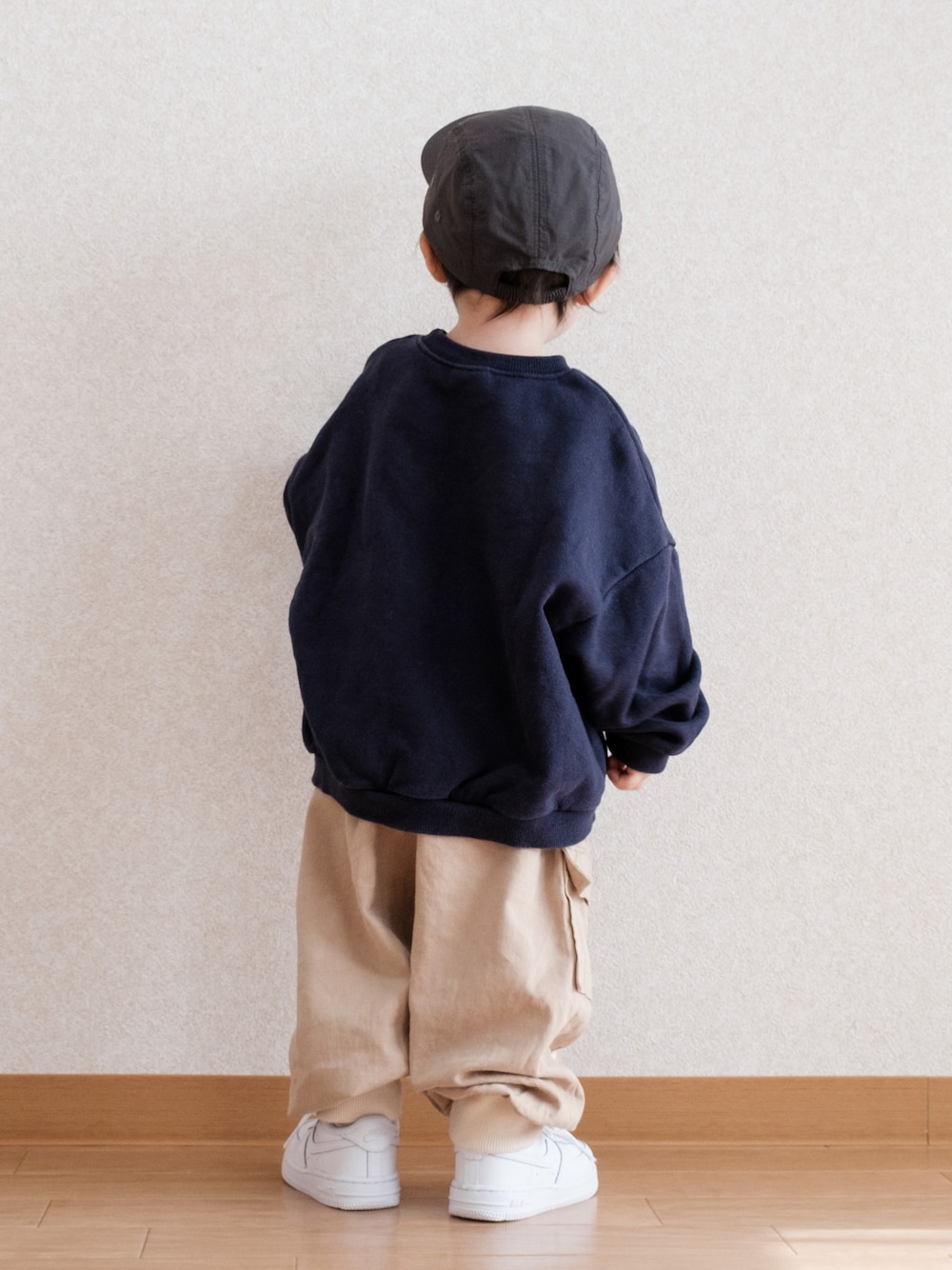 「キッズコーデ、春コーデ、キャップ、男の子コーデ、ストリート、スウェット、ゆるコーデ、ビッグシルエット、カーゴパンツ、スニーカー、スニーカーコーデ、エアフォースワン、ナイキスニーカー、1歳6ヶ月、白スニーカー」｜「digreenのアイテム（スウェット、ブルー系）」を使った、ITSUKIさん（キッズ・80cm）の春コーディネートの1枚目の写真