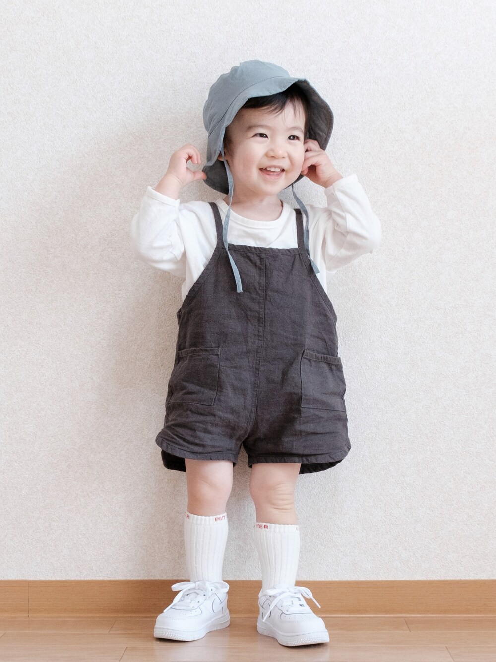 「オーバーオール、バケットハット、白Tシャツ、白スニーカー、1歳、男の子、キッズコーデ、韓国子供服、春コーデ、NIKE、春夏コーデ、短パン」｜「NIKEのナイキ フォース 1 LE キッズシューズ / Nike Force 1 LE Baby/Toddler Shoe（スニーカー、ホワイト系）」を使った、ITSUKIさん（キッズ・80cm）の春コーディネートの1枚目の写真