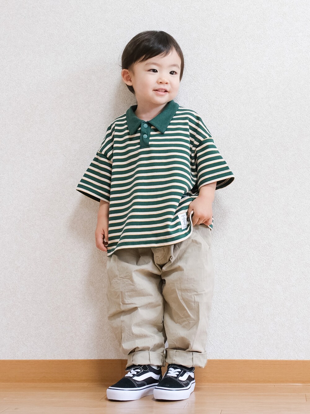 「夏コーデ、ボーダー、ポロシャツ、ラガーシャツ、バースデイ、グリーン、チノパン、ベージュ、1歳、キッズコーデ、キッズファッション、プチプラ、スニーカー、オールドスクール」｜「Birthdayのアイテム（ポロシャツ、グリーン系）」を使った、ITSUKIさん（キッズ・80cm）の夏コーディネートの1枚目の写真