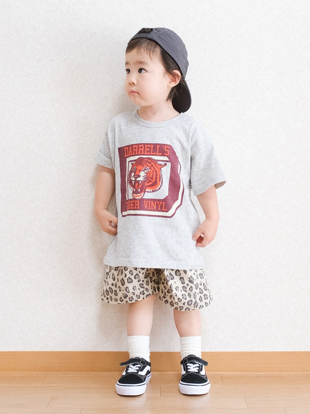 「お出かけコーデ、キャップ、キャップ後ろかぶり、Tシャツ、プリントT、短パン、レオパード、スニーカー、スニーカーコーデ、VANS、マーキーズ、BREEZE、キッズコーデ、キッズファッション」｜「H&Mのアイテム（キャップ、ブラック系）」を使った、ITSUKIさん（キッズ・80cm）の夏コーディネートの1枚目の写真