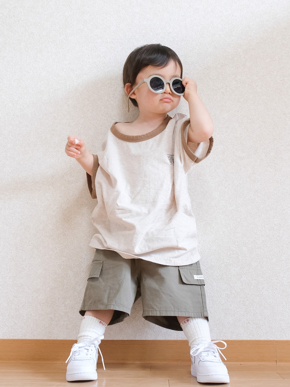 「このスタイルがお気に入り、白スニーカー、キッズコーデ、オーバーサイズ、Tシャツ、短パン、ハーフパンツ、カーゴパンツ、NIKE、夏コーデ、サングラス、1歳、男の子、男の子コーデ」｜「韓国子ども服のアイテム（Tシャツ/カットソー、その他）」を使った、ITSUKIさん（キッズ・80cm）の夏コーディネートの1枚目の写真